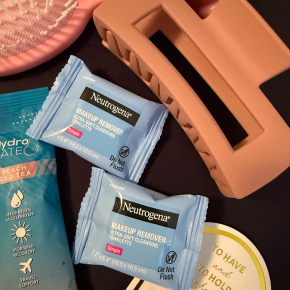 Neutrogena Makeup Remover and Peach Hair Clip Set - Picture 3 of 5